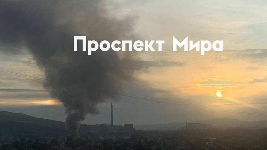 В Красноярске полыхает мебельный склад, есть угроза распространения огня