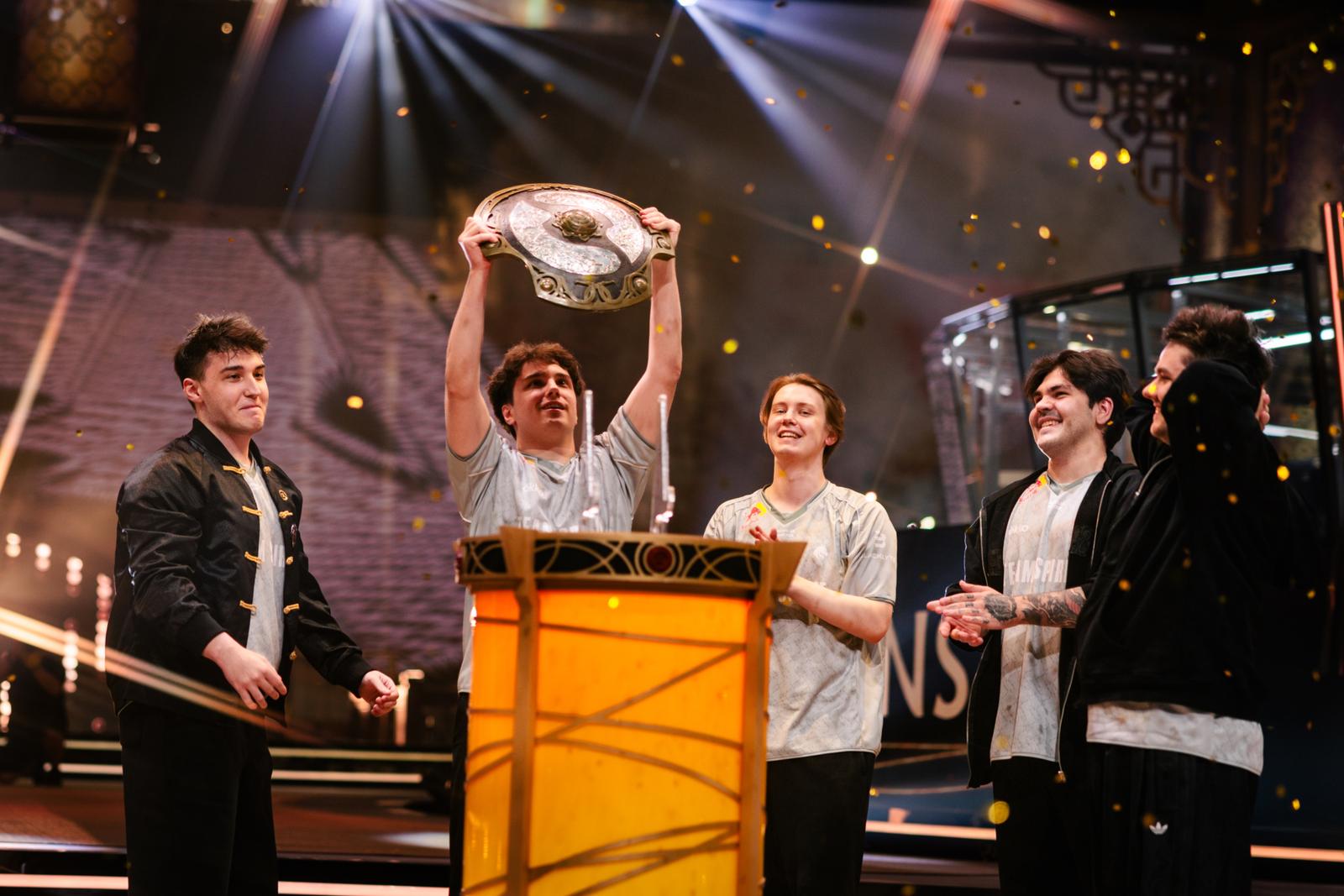 Российская команда Team Spirit в рекордный третий раз выиграла чемпионат мира по Dota 2 и забрала $3,2 млн призовых
