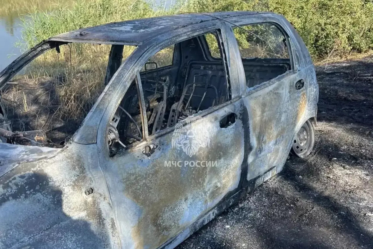 Во время рыбалки в Ростовской области сгорел лековой автомобиль