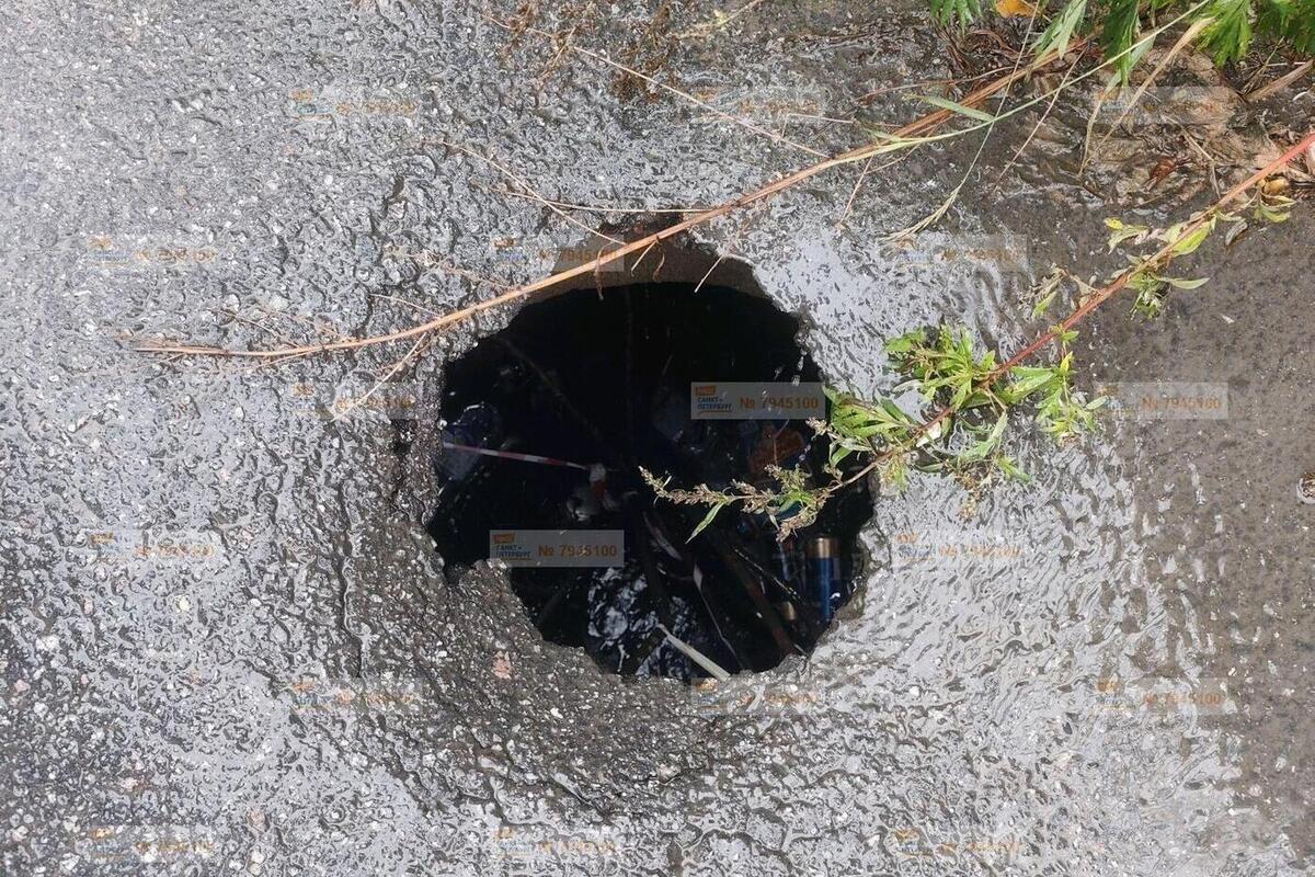 Огромный провал в асфальте на Московском проспекте испортил дорогу водителям