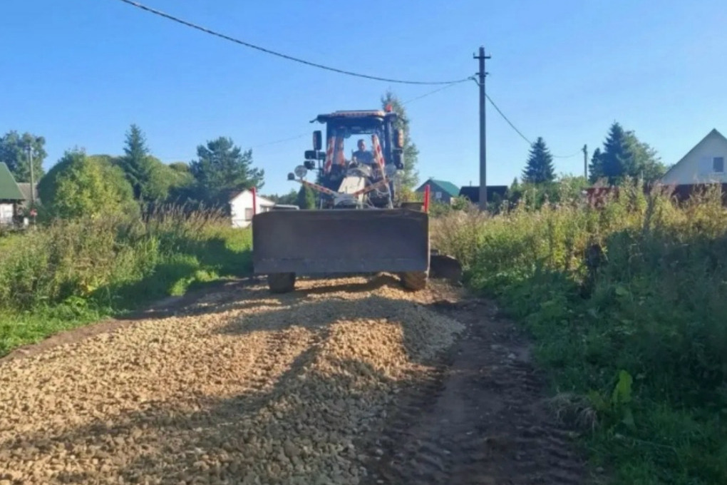 В Тосненском районе отсыпали щебнем проблемную дорогу, но жители недовольны