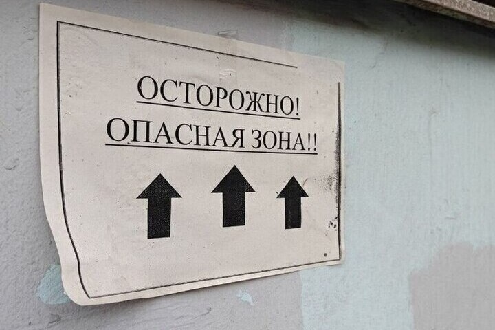 На жалобы жильцов дома на Адмирала флота Лобова с протекающей крышей отреагировал СК