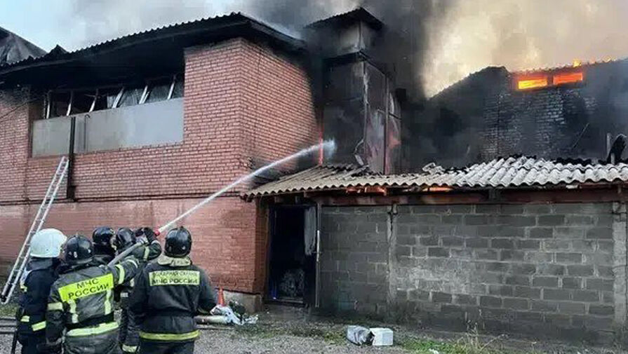 В Красноярске остановили распространение огня на мебельном складе