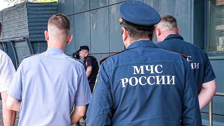 В Красноярске локализовали пожар на мебельном складе