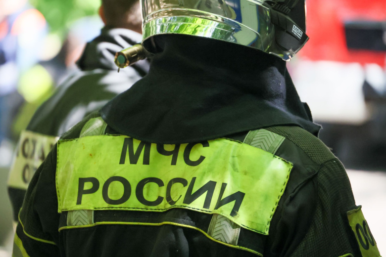 Спасатели продолжают бороться с пожаром на складе в Петербурге