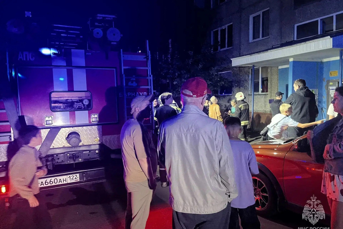 Спасатели эвакуировали 50 человек из девятиэтажки из-за пожара в Барнауле