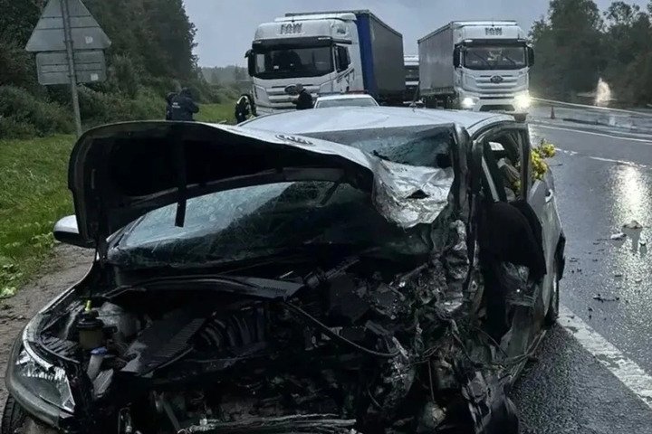 Один человек погиб и трое пострадали в ДТП с грузовиком в Крестецком округе