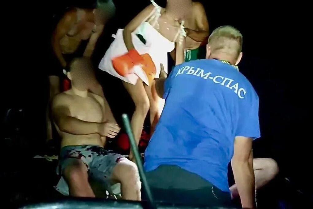 В Судаке спасатели помогли отдыхающим, которые перевернулись на катамаране