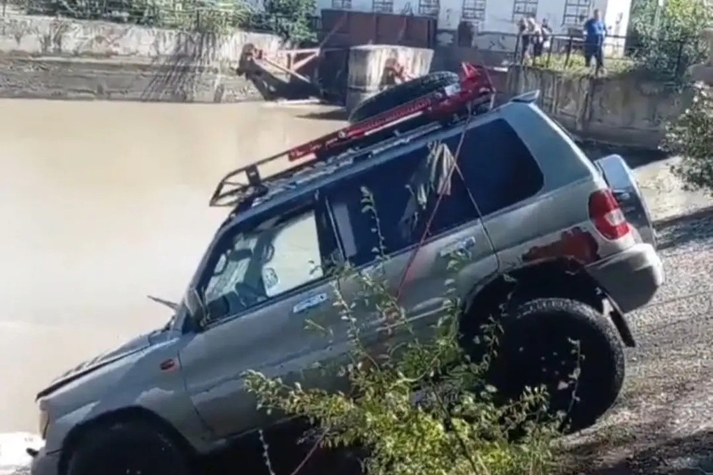 Спасатели извлекли из Невинномысского канала автомобиль с погибшим водителем