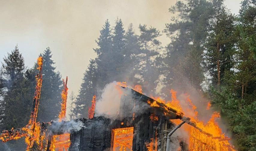В Карелии две девочки выпрыгнули из окна, спасаясь от пожара в доме