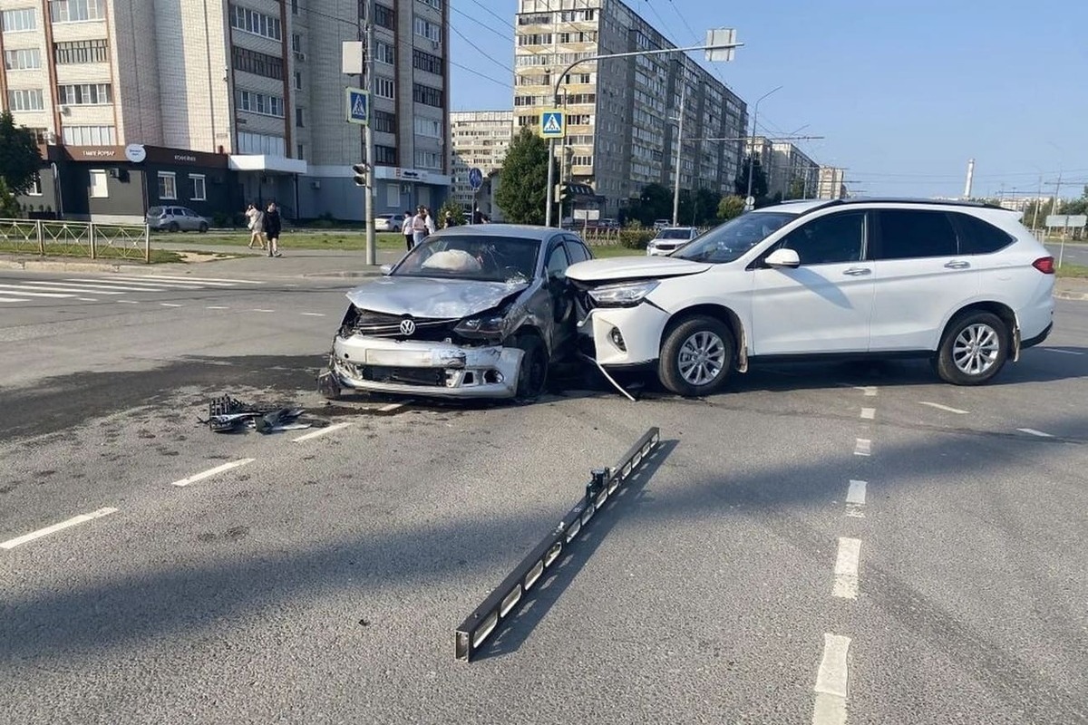 В Йошкар-Оле два человека пострадали при столкновении иномарок