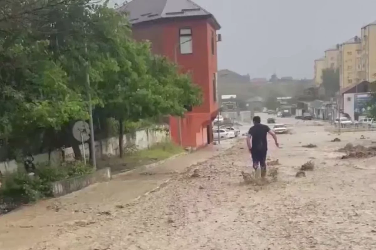 Чиновник из Дагестана спас тонущего ребенка во время сильного ливня