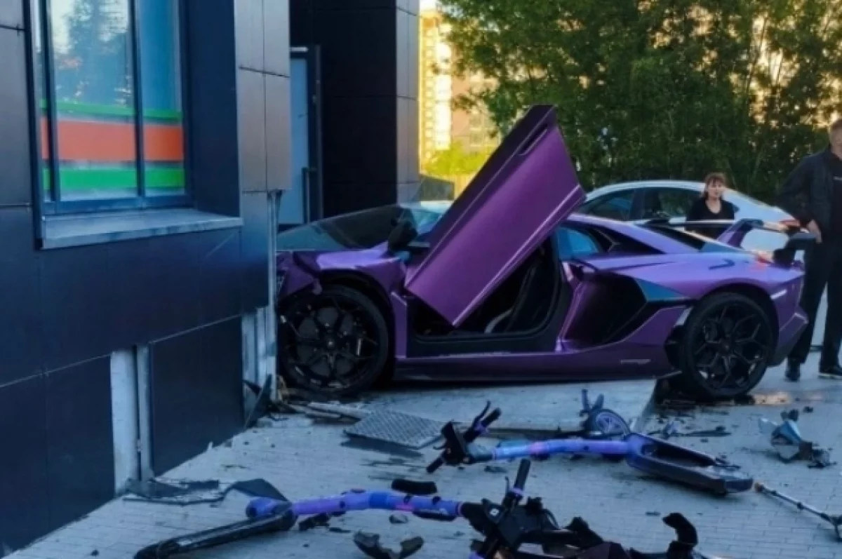 На Урале фиолетовый Lamborghini врезался в дом