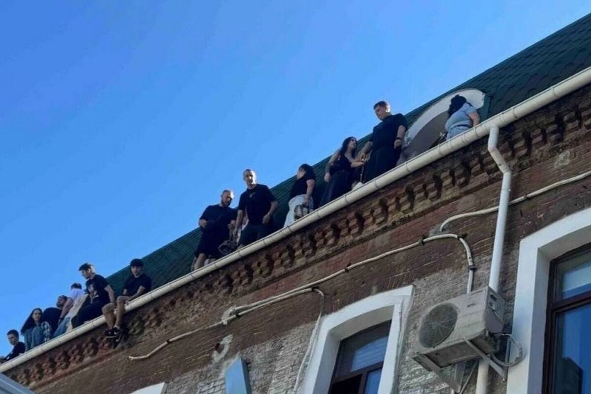 «Выпрыгивали из окон»: обыск в колл-центре закончился кровью