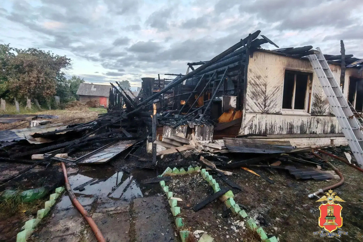 Житель Тверской области поджег дом своей семьи из ревности к почти бывшей жене
