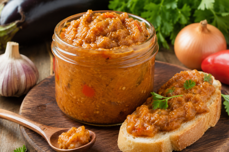 В августе закрываю баклажанную икру по-советски — готовится просто, а вкус как у бабушки. Хоть к мясу, хоть к картошечке