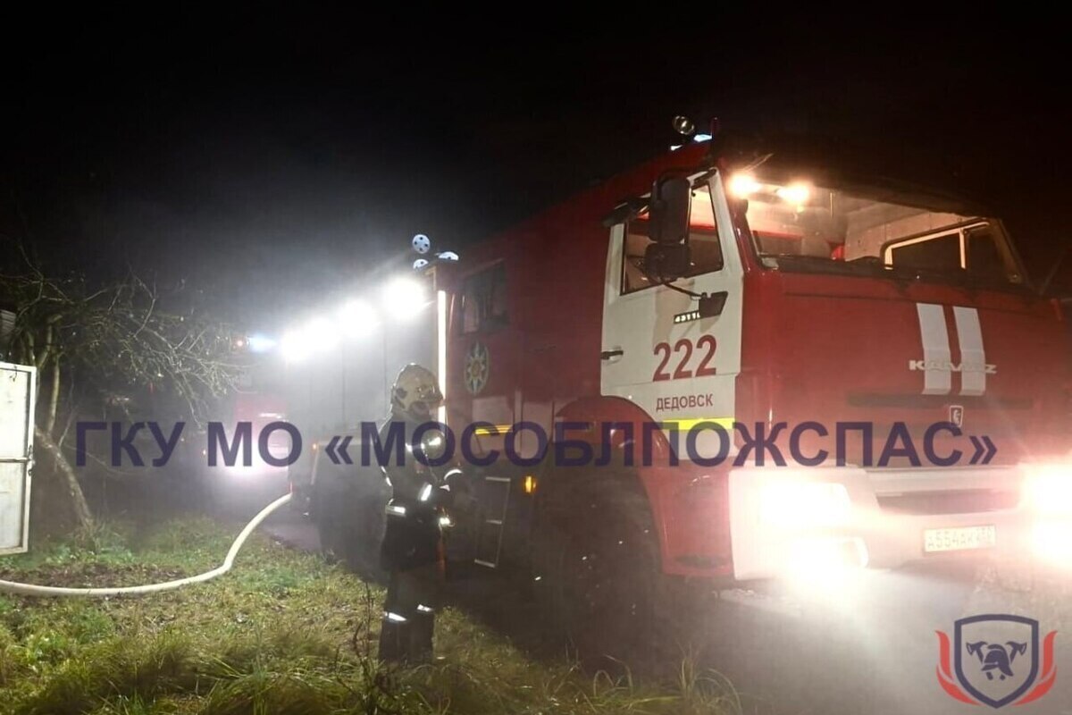 В Истринском округе пожарные вынесли мужчину из горящей бани и спасли жилой дом
