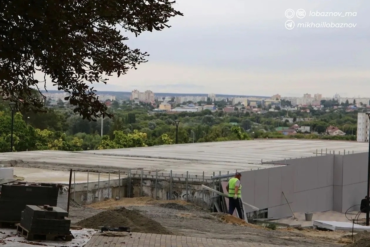 Старооскольцам показали ход благоустройства парка Воинской Славы