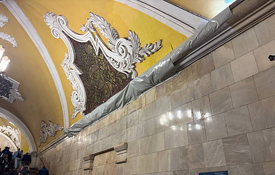 На "Комсомольской" в метро на пассажира упал фрагмент потолочной отделки