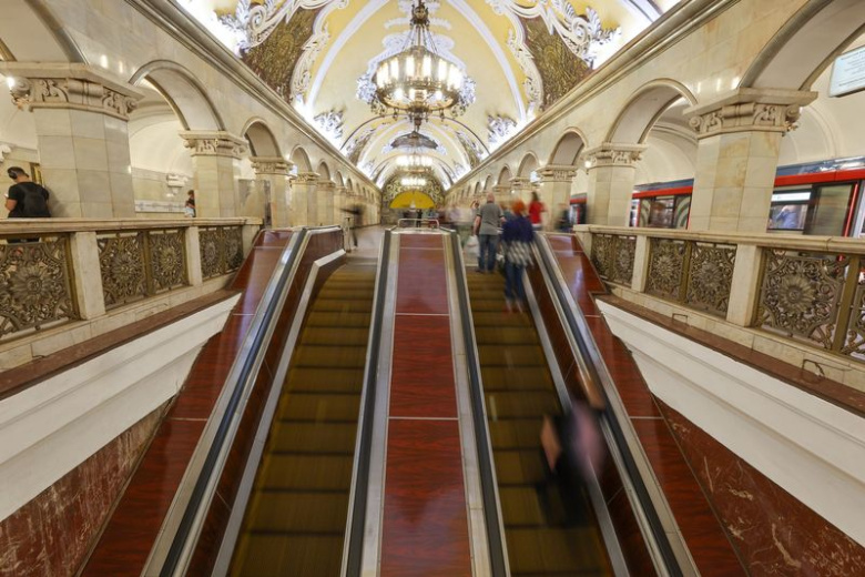 Фрагмент лепнины рухнул на москвича в метро