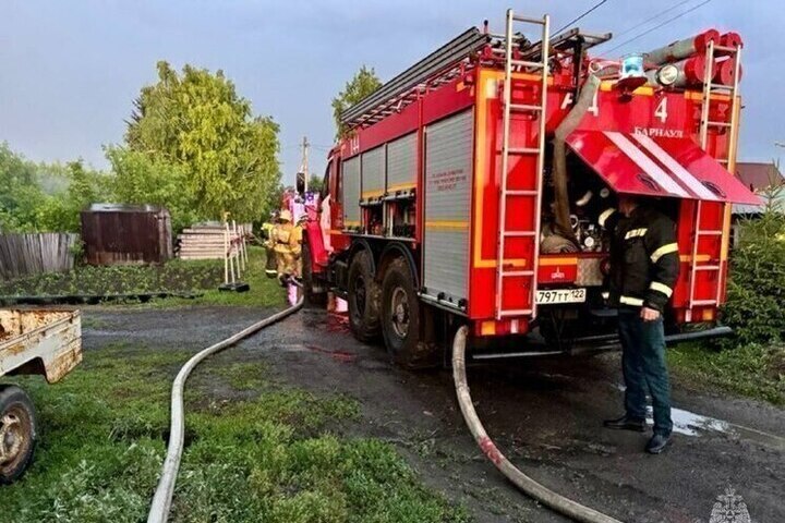 Огонь охватил частный дом и гараж в Алейске