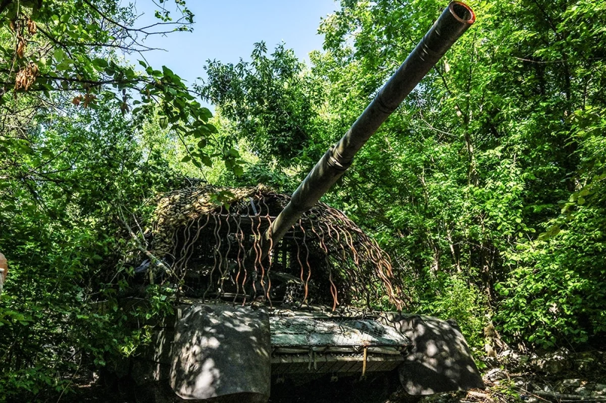Танк Т-72Б3М выдержал налет около 40 FPV-дронов и смог уехать с места боя