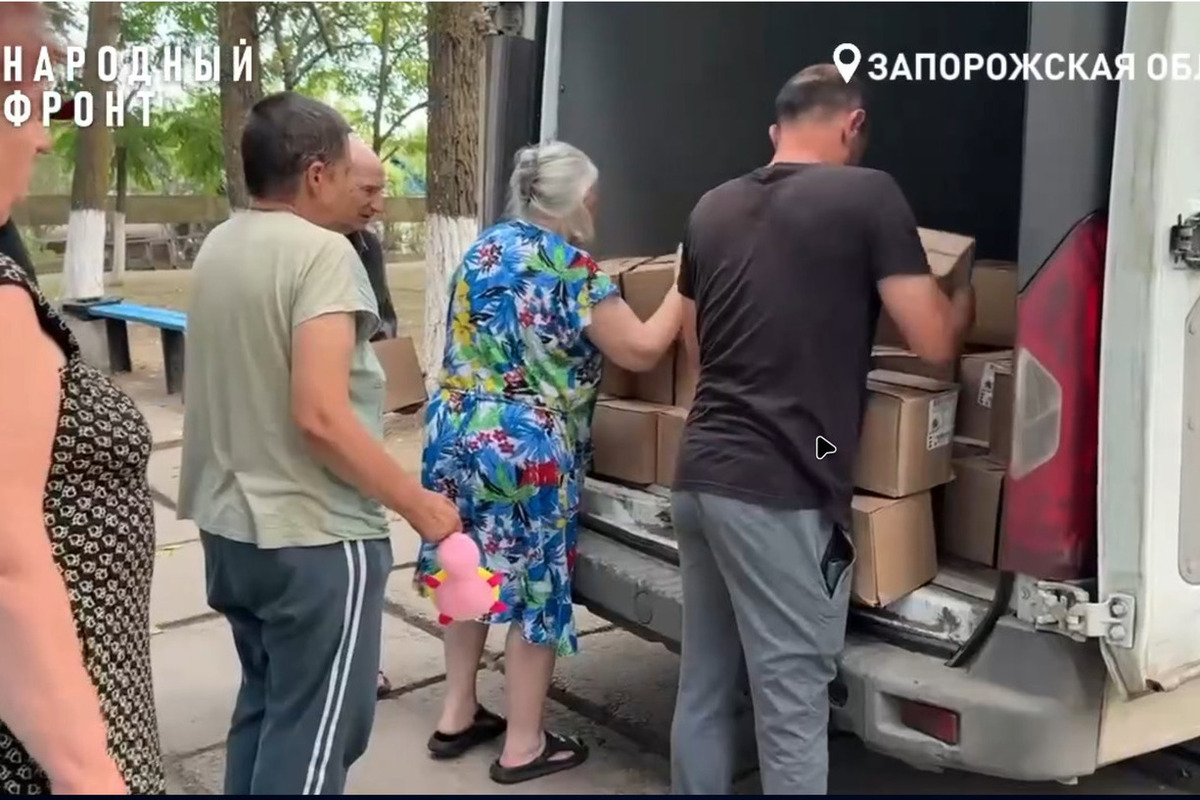Народный фронт привёз 2700 банок консервов переселенцам в Бердянске