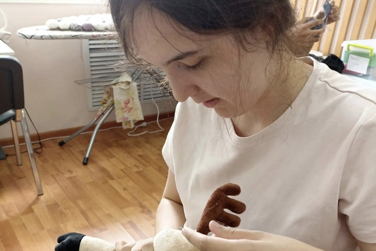 В инклюзивной мастерской Серпухова уже начали готовиться к Новому году