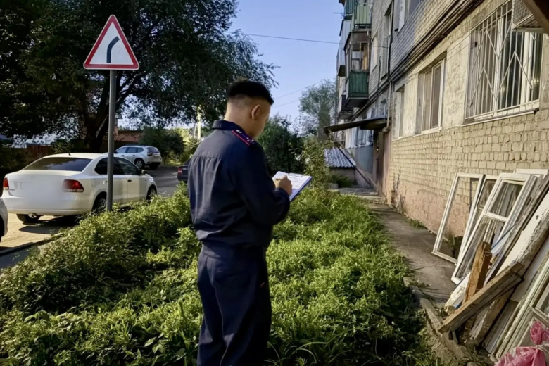 В Саратове ребенок выпал из окна третьего этажа