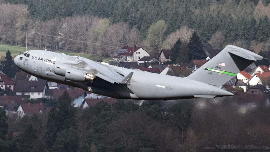 Улетевший из Москвы военный самолет США приземлился в Риге