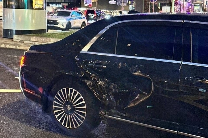 В автомобиль, на котором ездит лидер ЛДПР Леонид Слуцкий, только что врезался мотоциклист в Москве