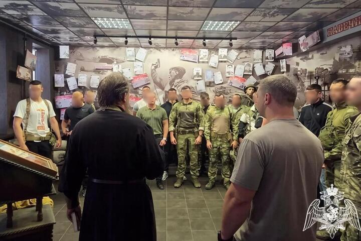 В Курске священник дал напутствия бойцам ОМОН «Финист»