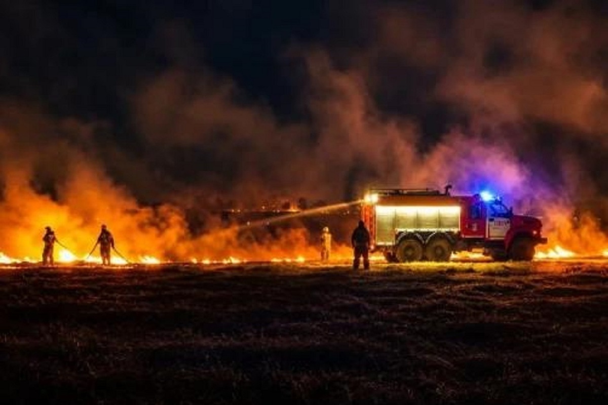 В Элисте потушили возгорание стерни