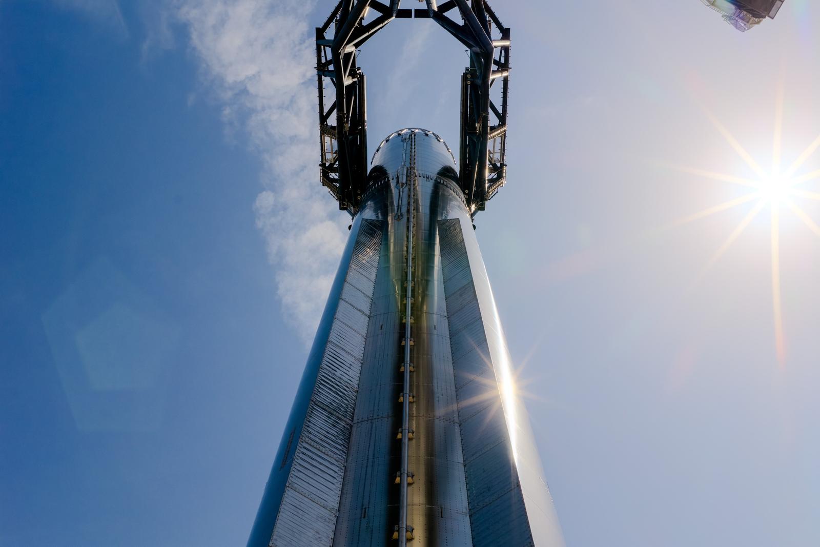 SpaceX показали новый Super Heavy перед Flight 14