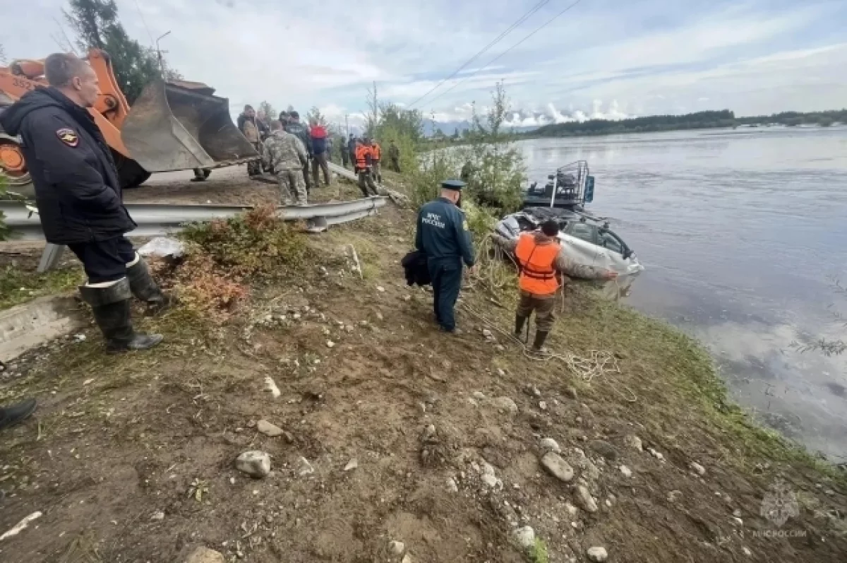 В Забайкалье упал в реку автомобиль с пятью подростками