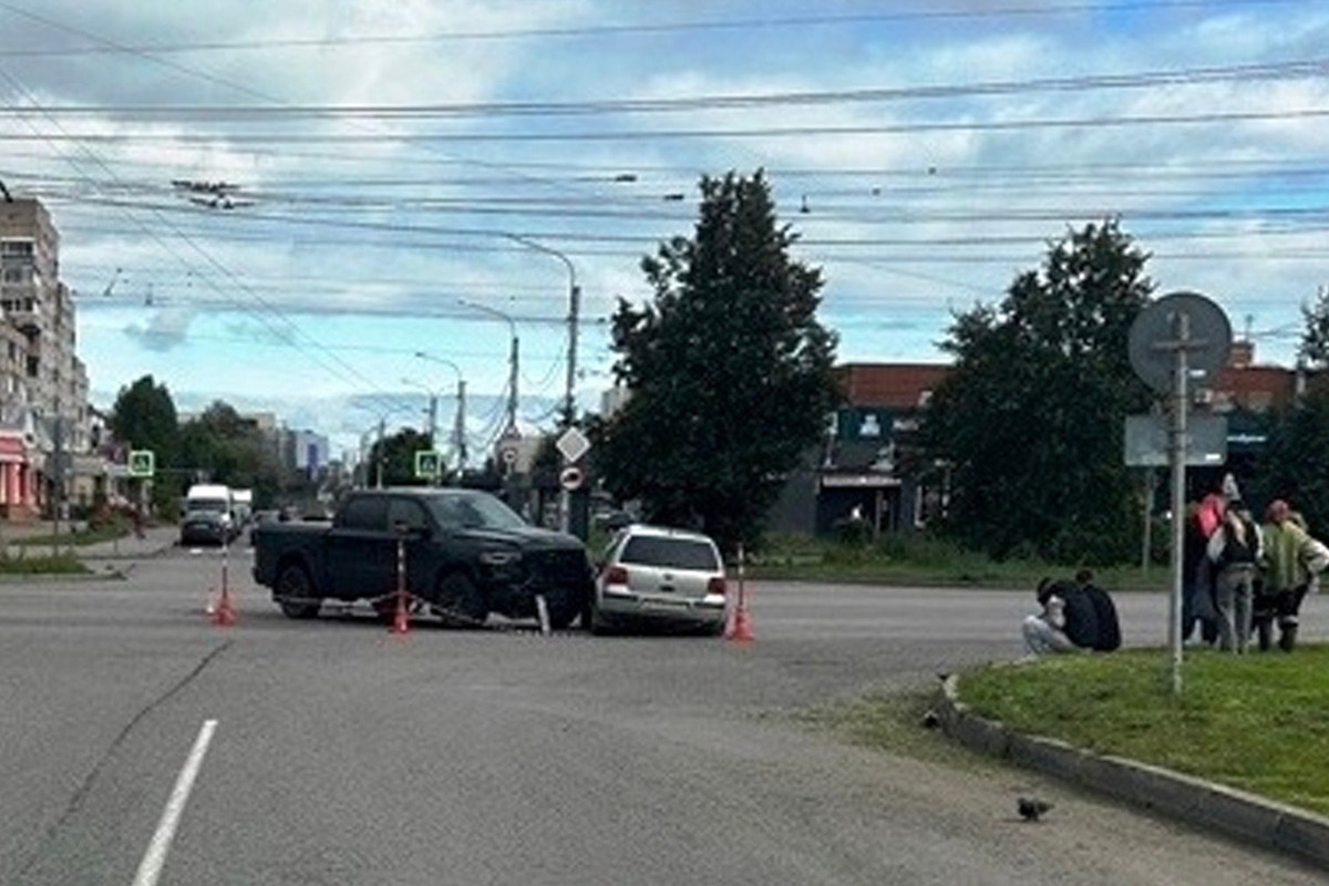 В Великом Новгороде столкнулись две иномарки, есть пострадавший