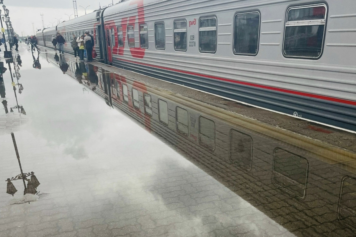 В Архангельске после дождя затопило перрон ж/д вокзала