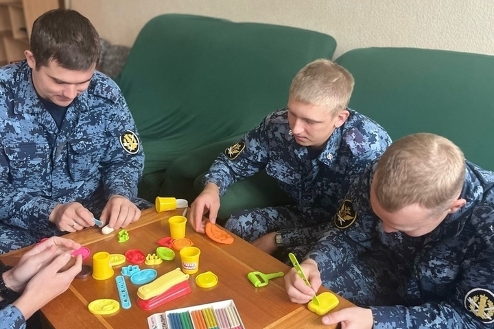 Стресс, уходи: конвоиры УФСИН Поморья занялись лепкой из пластилина