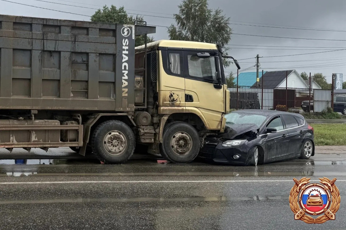 Появились подробности ДТП под Тверью, где грузовик врезался в иномарку