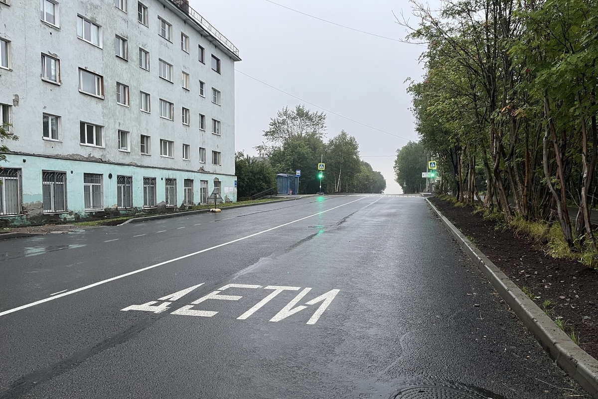 В Мурманске обновили 500 м дороги к детсаду на Хлобыстова
