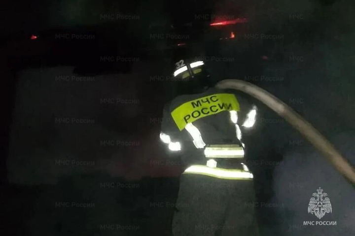 При ночном пожаре огонь повредил стены и кровлю дома в Орловской области