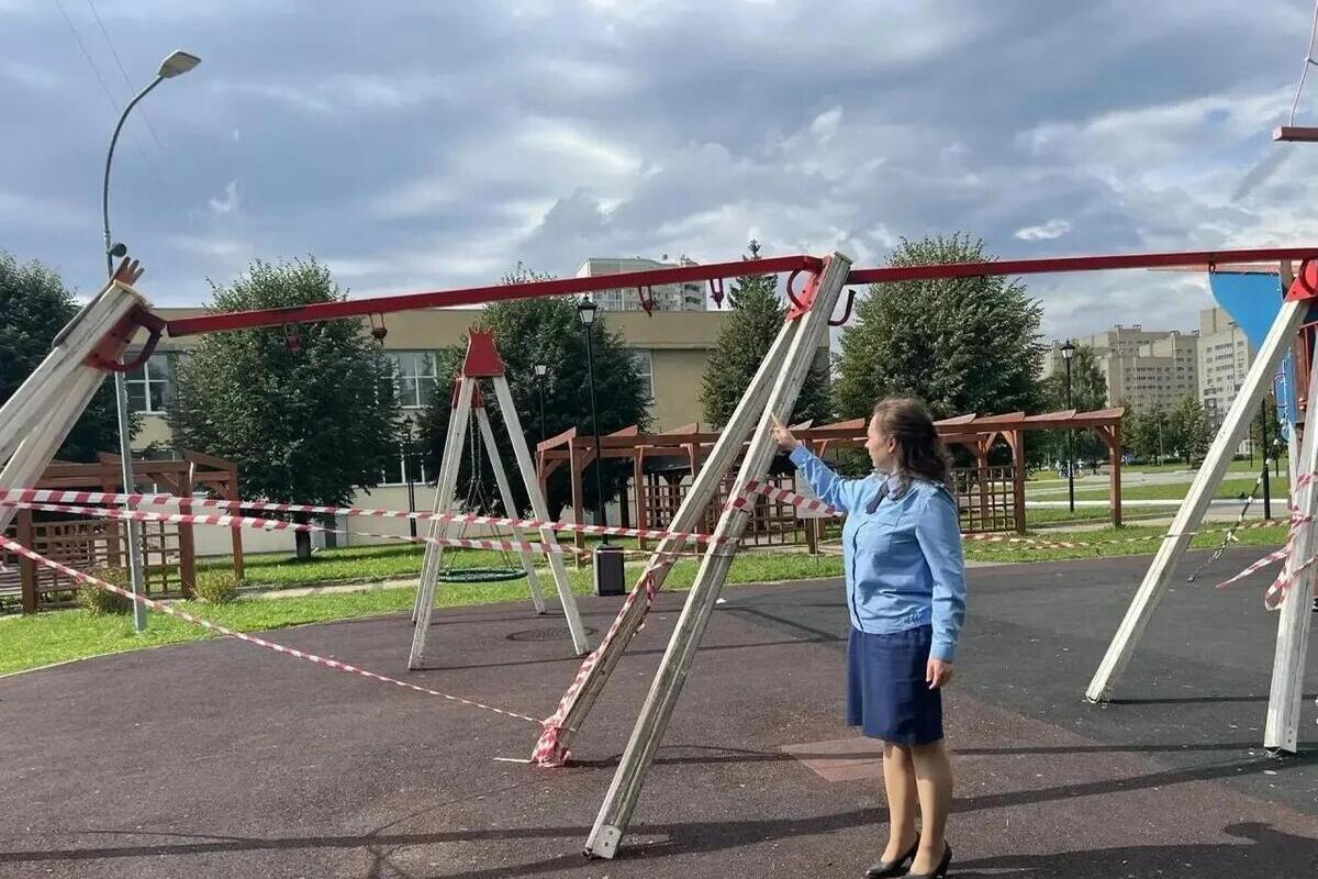 Аварийные качели демонтируют на детской площадке в Новочебоксарске