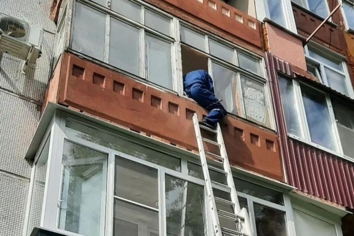 В Пензе спасатели проникли в квартиру через балкон, чтобы помочь пожилой женщине