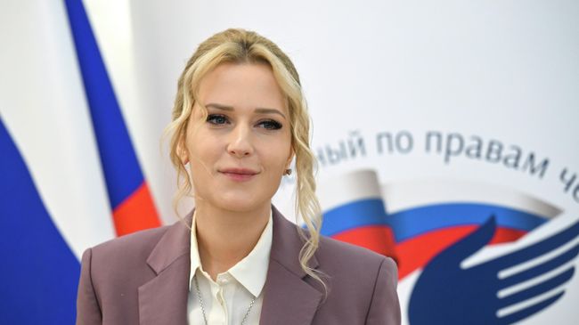 Лантратова передала школьные принадлежности сиротам из Рязанской области