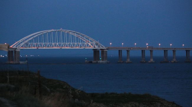 На Крымском мосту временно перекрыли движение автотранспорта