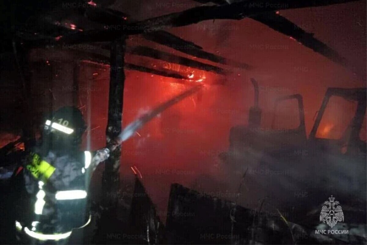 В Орловской области сгорели сарай и трактор