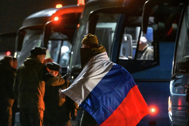 Освобожденных из украинского плена бойцов отправили в Россию