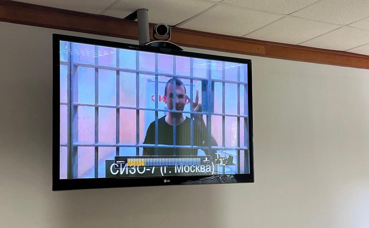 Суд оставил под стражей блогера Илью Ремесло