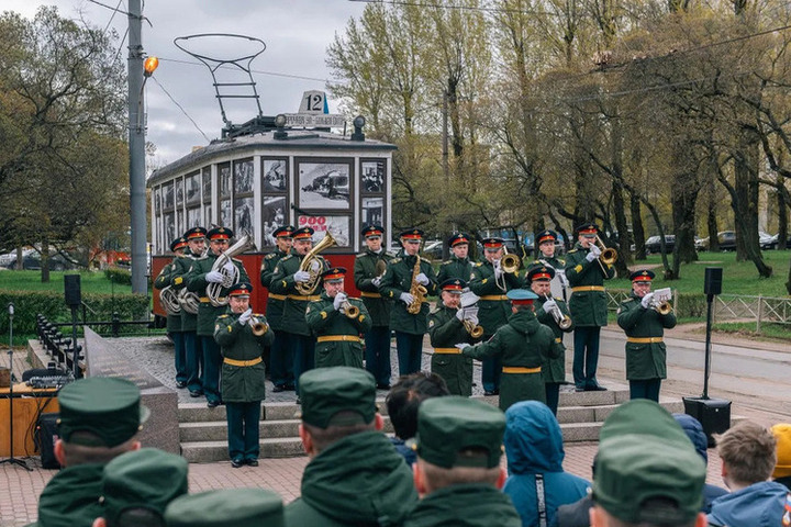 Осквернившим «Блокадный трамвай» петербуржцам грозит до четырех лет колонии