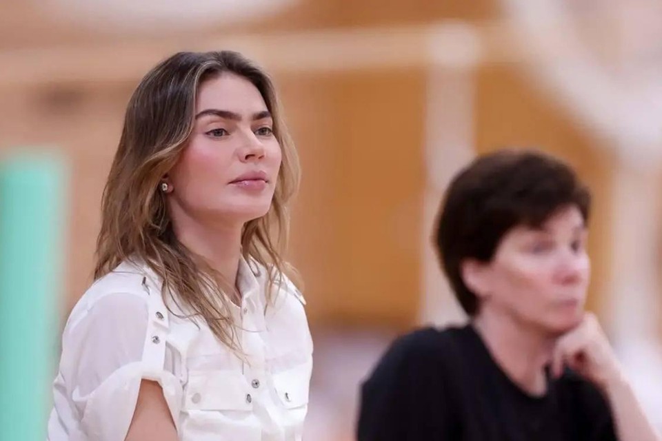 Нежно прижала к себе ребенка: Новое фото Алины Кабаевой привело поклонников в восторг